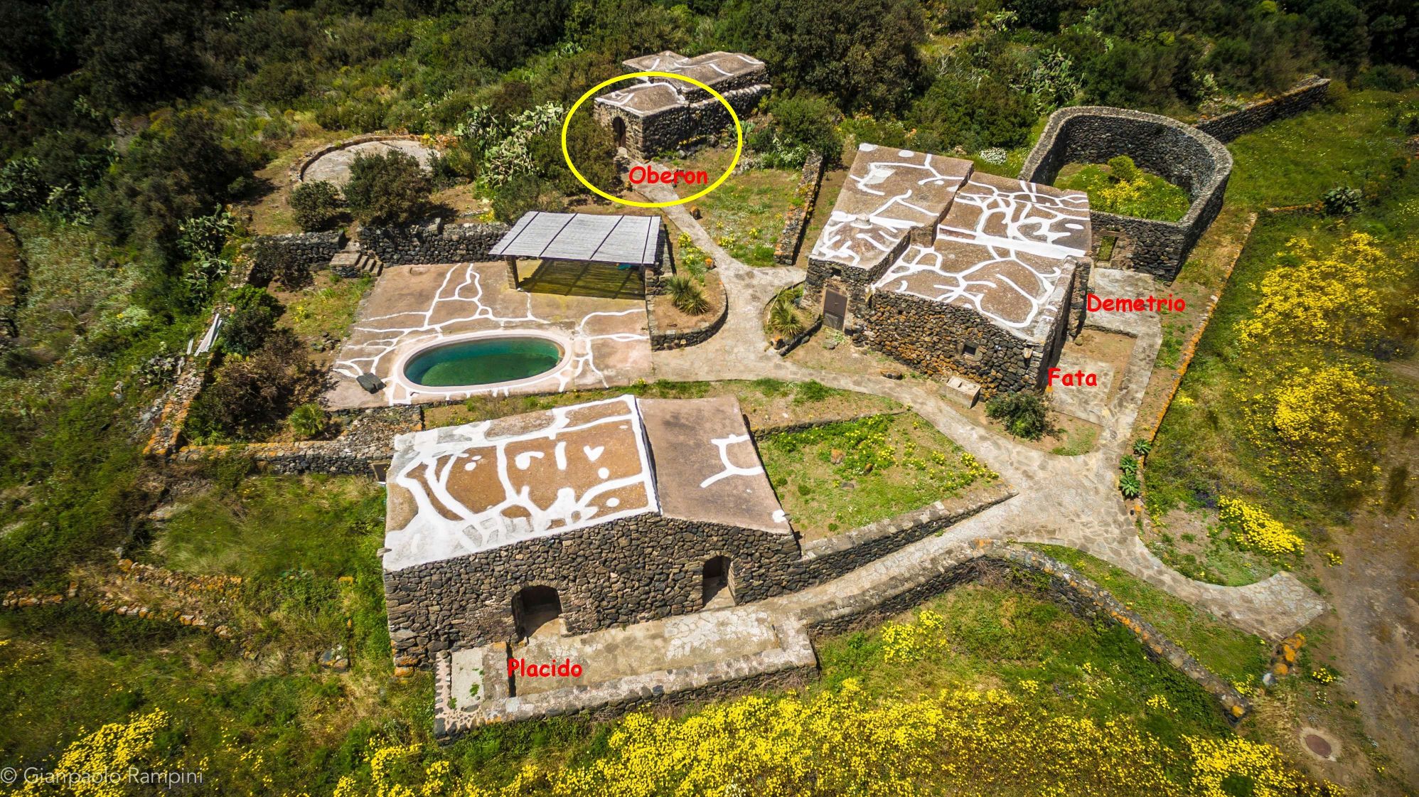 struttura di dammusi con piscina